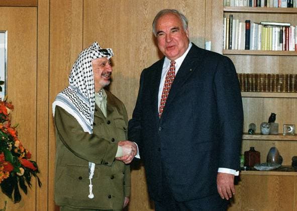 Präsident Yassir Arafat (li., PLE PLO-Vorsitzender) wird von Bundeskanzler Helmut Kohl (GER CDU) in Bonn begrüßt