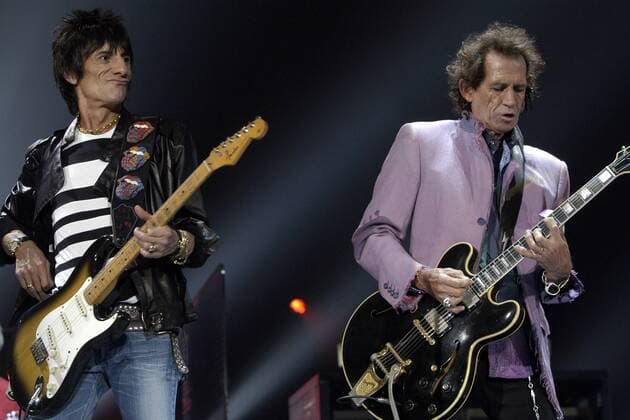 Gitarristen Ronnie Wood (li.) und Keith Richards (beide GBR Rolling Stones) während eines Konzerts in München