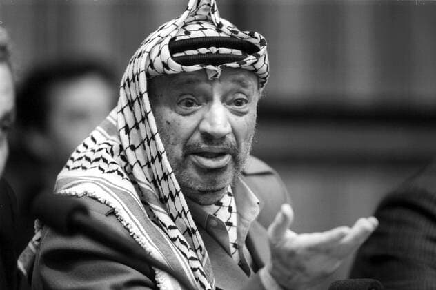 Yassir Arafat (PLE PLO-Vorsitzender) während einer Bundespressekonferenz in Bonn