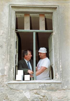 Klaus Töpfer (GER CDU Bundesminister für Bauwesen) im Gespräch mit einem Bauarbeiter während der Sanierung von Altbauten in Görlitz