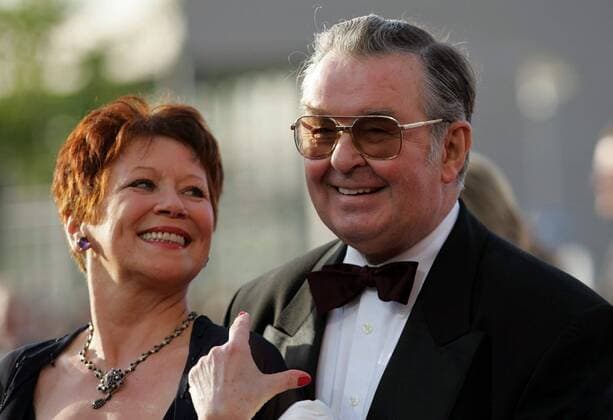 Schauspieler Ernst H. Hilbig (GER) glücklich mit Ehefrau Lotti Krekel (GER Schauspielerin) anlässlich der Verleihung des DEUTSCHEN FERNSEHPREISES 2004 in Köln
