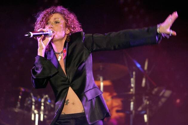 Sängerin Lucy Diakovska (BUL) unterstützt musikalisch die Gala COVER ME zum WELT-AIDS-TAG 2004 in Köln