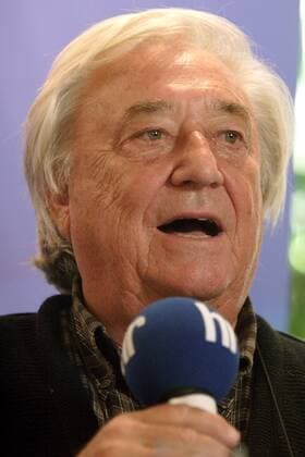 Regisseur Dieter Pröttel (GER) spricht ins Mikrofon - anlässlich der Pressekonferenz zum langen Heinz Schenk Abend zu seinem 80. Geburtstag - in Frankfurt am Main