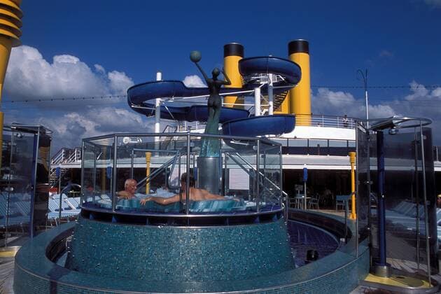 Passagiere entspannen im Whirlpool auf Deck des Kreuzfahrtschiffes Costa Atlantica