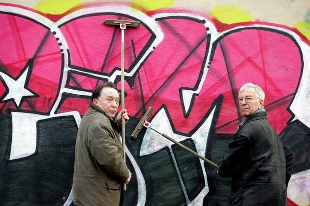 Schauspieler Peter Sodann (li., GER Verein Halle gegen Graffiti e.V.) und Stadtrat Werner Misch (GER CDU Verein Halle gegen Graffiti e.V.) beseitigen gewissenhaft den durch Graffiti-Schmierereien entstandenen Schaden an der restaurierten Friedhofsmauer des Stadtgottesackers in Halle