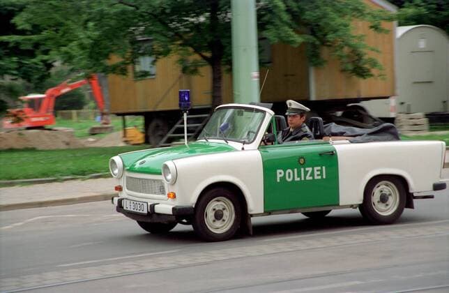 Polizist fährt in einem Trabi-Cabrio Streife in Leipzig