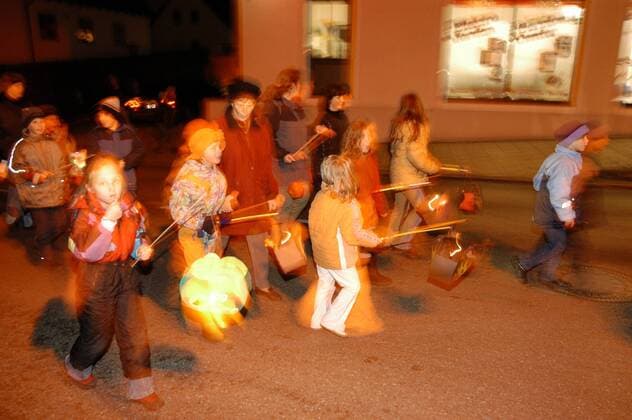 Kinder mit Laternen bei einem Laternenzug