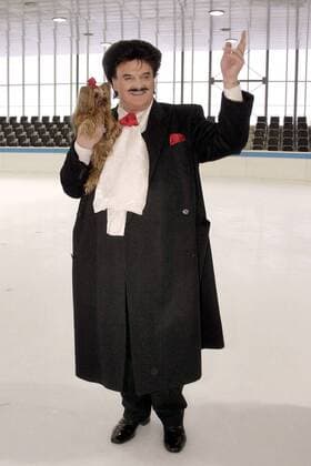 Modedesigner Rudolph Moshammer (GER Mitte) und Hündin Daisy anlässlich eines Pressetermins für Holiday On Ice in der Münchner Olympia Eishalle