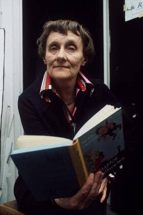 Schriftstellerin Astrid Lindgren (SWE) mit einem Buch
