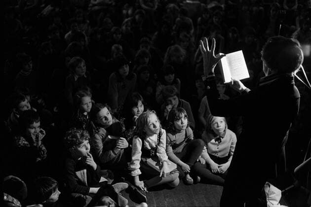 Schriftstellerin Astrid Lindgren (SWE) liest Kindern aus ihren Büchern vor
