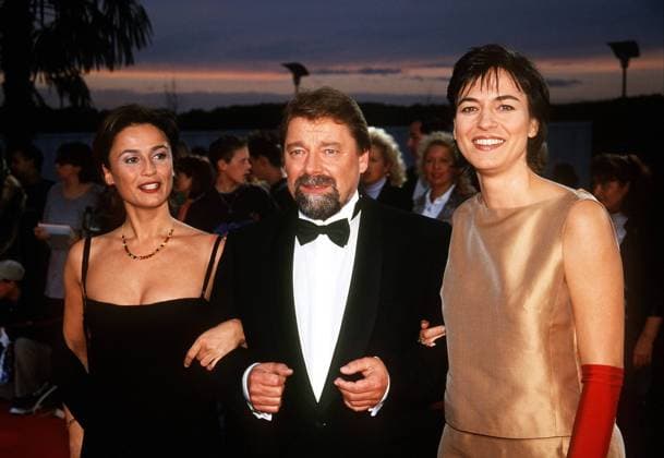 Entertainer Jürgen von der Lippe (GER) in charmanter Begleitung von Moderatorin Sandra Maischberger (li., GER) und Maybrit Illner (GER) anlässlich der Verleihung des Deutschen Fernsehpreises in Köln
