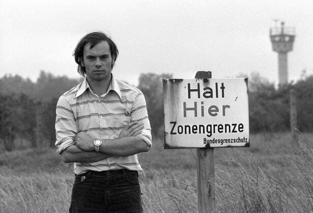 Werner Weinhold (GER Flucht aus der DDR 1975) vor einem Schild - Halt! Hier Zonengrenze - an der innerdeutschen Grenze bei Hof