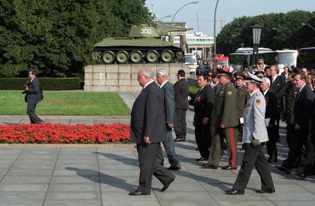 Bundeskanzler Helmut Kohl (li., GER CDU) und Präsident Boris Jelzin (RUS) am russischen Ehrenmal in der Straße des 17. Juni anlässlich der Verabschiedung der russischen Truppen aus Deutschland - Ende der Besatzungszeit