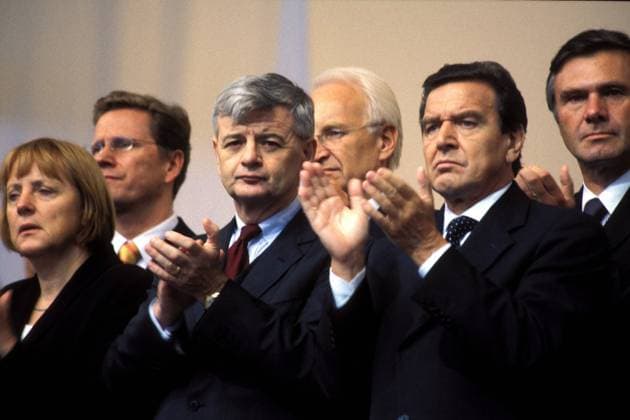 20 Jahre Anschläge vom 11. September: Weltweite Anteilnahme V.l.n.r.: Angela Merkel (GER CDU-Bundesvorsitzende), Guido Westerwelle (GER FDP Bundesvorsitzender), Bundesaußenminister Joschka Fischer (GER Bündnis 90 Die Grünen), Edmund Stoiber (GER CSU Ministerpräsident Bayern), Bundeskanzler Gerhard Schröder (GER SPD), Wolfgang Gerhardt (GER FDP Fraktionsvorsitzender) trauern um die Opfer des Anschlages auf das World Trade Center bei einer Gedenkveranstaltung am Brandenburger Tor in Berlin