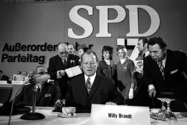Bundeskanzler Willy Brandt (Mitte, GER SPD) umringt von Parteikollegen während des Außerordentlichen SPD-Parteitags 1971 in Bonn-Bad Godesberg