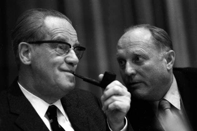 Herbert Wehner (li., GER SPD-Fraktionsvorsitzender) Pfeife rauchend während des Außerordentlichen SPD-Parteitags 1971 in Bonn-Bad Godesberg
