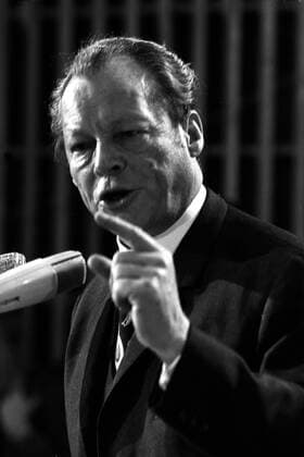 Bundeskanzler Willy Brandt (GER SPD) hält eine Rede während des Außerordentlichen SPD-Parteitags 1971 in Bonn-Bad Godesberg