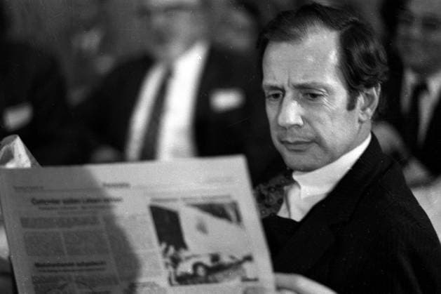 Klaus von Dohnanyi (GER SPD) liest während des Außerordentlichen SPD-Parteitags 1971 in Bonn-Bad Godesberg Zeitung