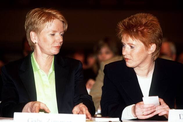 Gabi Zimmer (li., GER PDS-Vorsitzende) im Gespräch mit Petra Pau (GER Stellvertretende PDS-Fraktionsvorsitzende)