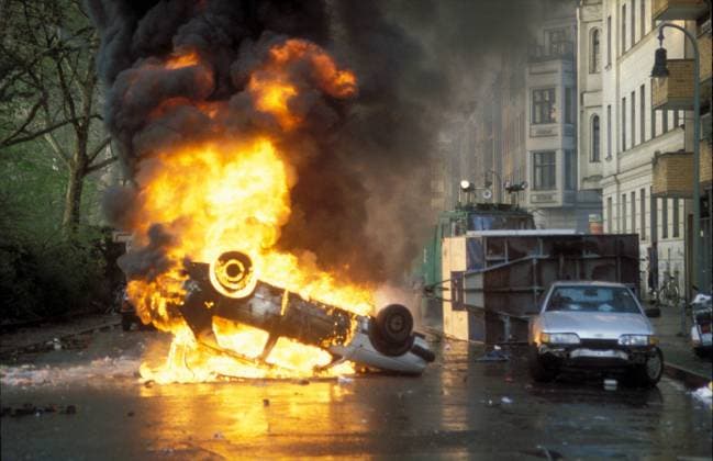 Brennendes Auto am Mariannenplatz - 1. Mai in Berlin-Kreuzberg