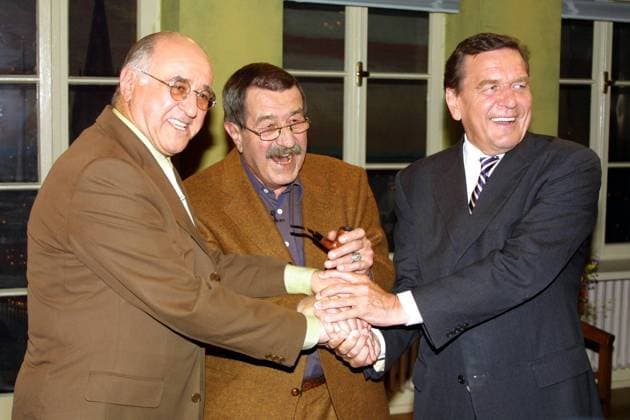 Moderator Alfred Biolek (li.), Schriftsteller Günter Grass (Mitte, beide GER) und Bundeskanzler Gerhard Schröder (GER SPD) legen ihre Hände übereinander während der Talksendung BOULEVARD BIO in Köln