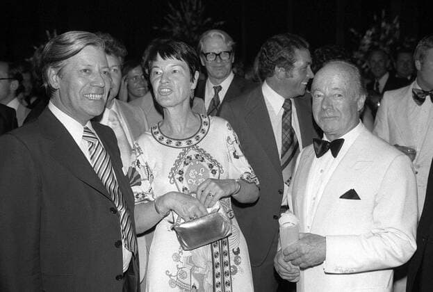 V.l.n.r.: Bundeskanzler Helmut Schmidt, Hannelore Schmidt und Schauspieler Heinz Rühmann (alle GER) in Bonn
