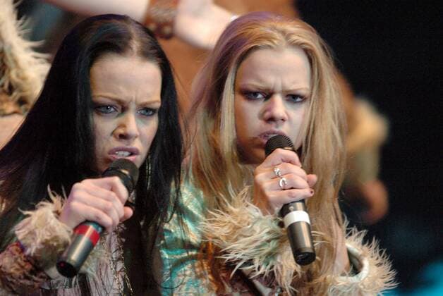 Sängerinnen Kristina Dörfer (li.) und Doreen Steinert (beide GER Nu Pagadi) ganz energisch während des Benefizkonzerts ROCK FOR ASIA in der Saturn Arena - Ingolstadt