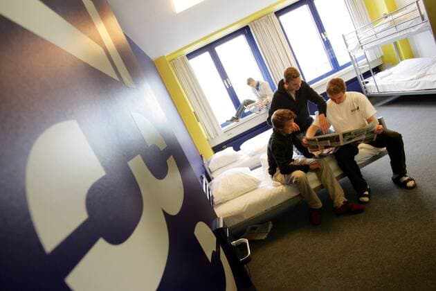 Junge Leute in einem Zimmer des Generator Hostels in Berlin Prenzlauer Berg