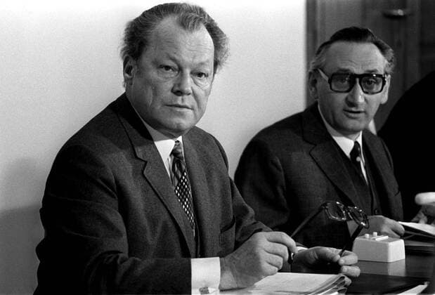Bundeskanzler Willy Brandt (li., GER SPD) sitzt mit seinem Staatssekretär Egon Bahr (GER SPD) am Kabinettstisch