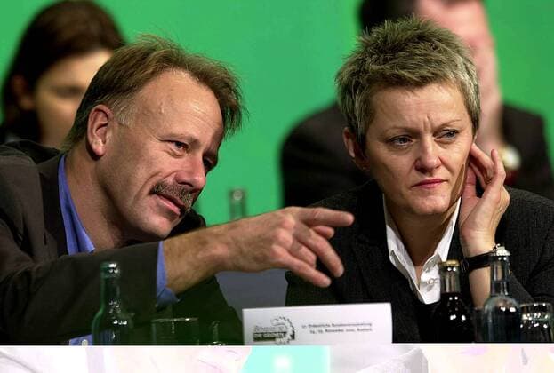 Bundesumweltminister Jürgen Trittin (GER Bündnis 90 Die Grünen) im Gespräch mit Renate Künast (GER Bündnis 90 Die Grünen Bundesministerin für Verbraucherschutz, Ernährung und Landwirtschaft) anlässlich der Bundesdelegiertenkonferenz von Bündnis 90 Die Grünen in Rostock