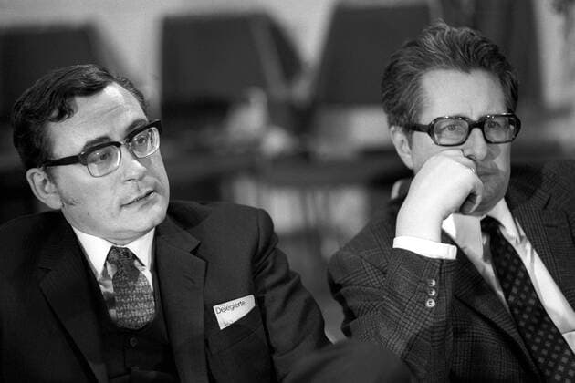 Klaus Schütz (li., GER SPD Regierender Bürgermeister von Berlin) und Hans-Jochen Vogel (GER SPD Oberbürgermeister München) anlässlich des Außerordentlichen SPD-Parteitages in Bonn-Bad Godesberg