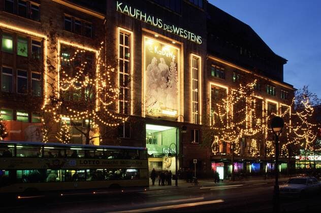 KaDeWe zur Weihnachtszeit auf dem Tauentzien in Berlin