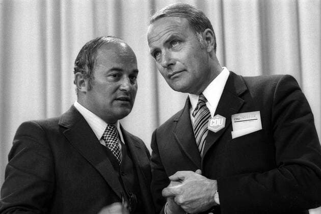 Rainer Barzel (li., GER CDU Bundesvorsitzender) und Alfred Dregger (GER CDU Bundesvorstand) im Gespräch anlässlich des 19. CDU-Bundesparteitages vom 4.10.-5.10.1971 in Saarbrücken