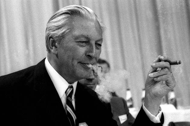 Kurt Georg Kiesinger (GER CDU Parteivorsitzender) rauchend auf dem 19. CDU-Bundesparteitag vom 4.10. - 5.10.1971 in Saarbrücken