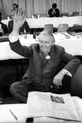 Ludwig Erhard (GER CDU-Ehrenvorsitzender) meldet sich auf dem 19. CDU-Bundesparteitag vom 4.10. - 5.10.1971 in Saarbrücken
