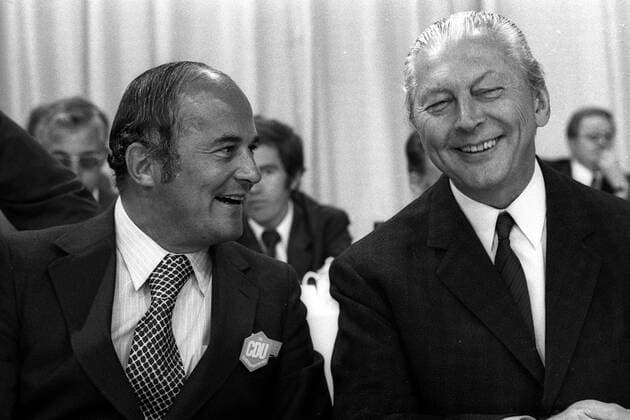 Rainer Barzel (li., GER CDU-Bundesvorsitzender) und Kurt Georg Kiesinger (GER CDU-Ehrenvorsitzender) im Gespräch anlässlich des 19. CDU-Bundesparteitages vom 4.10. - 5.10.1971 in Saarbrücken
