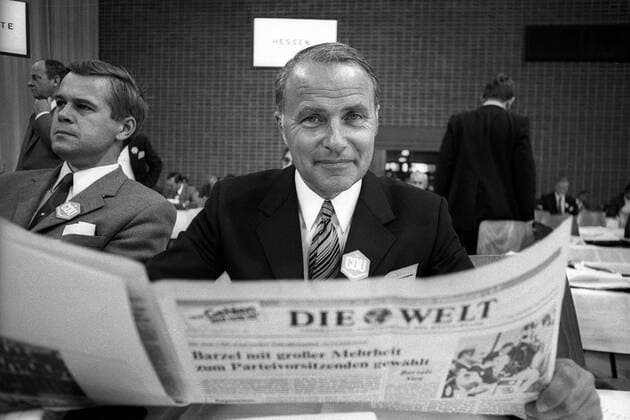 Alfred Dregger (GER CDU-Bundesvorstand) liest DIE WELT anlässlich des 19. CDU-Bundesparteitages in Saarbrücken