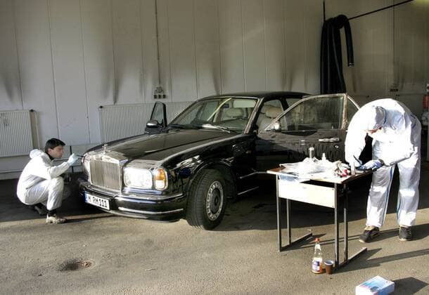 Kriminalbeamte der Spurensicherung Christoph Mainz (li.) und Manfred Baader untersuchen den Rolls Royce des ermordeten Modemachers Rudolph Moshammer