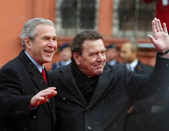 US-Präsident George W. Bush (li., USA Präsident Vereinigte Staaten von Amerika) und Bundeskanzler Gerhard Schröder (GER SPD) gut gelaunt während des Staatsbesuchs des amerikanischen Präsidenten in Mainz