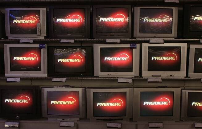 Fernseher mit Premiere-Logo auf dem Bildschirm in einem Elektromarkt