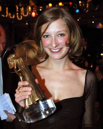 Schauspielerin des Jahres Alexandra Maria Lara (GER) präsentiert stolz den Deutschen Entertainment-Preis DIVA 2005 im Deutschen Theater - München