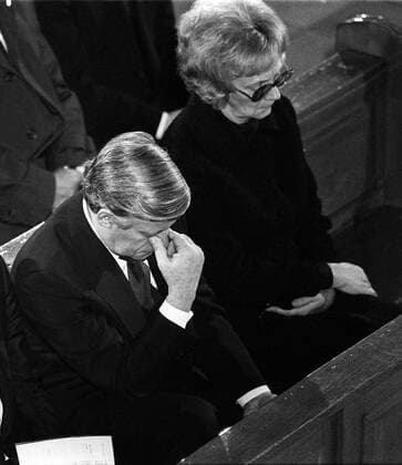 Bundeskanzler Helmut Schmidt (GER SPD) neben der Witwe Waltrude Schleyer (GER Ehefrau von Hanns-Martin Schleyer) während des Trauergottesdienstes für den ermordeten Arbeitgeberpräsidenten in der Stuttgarter Eberhardkirche