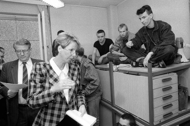 Sabine Bergmann-Pohl (vorn, GDR CDU Präsidentin der Volkskammer) im Gespräch mit Bürgerrechtlern während der Besetzung im HAUPTQUARTIER DES MINISTERIUMS FÜR STAATSSICHERHEIT DER DDR in Berlin-Lichtenberg