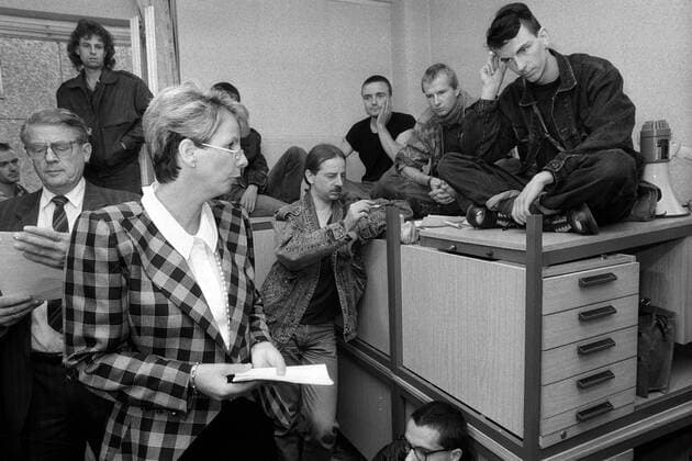 Sabine Bergmann-Pohl (vorn, GDR CDU Präsidentin der Volkskammer) im Gespräch mit Bürgerrechtlern während der Besetzung im HAUPTQUARTIER DES MINISTERIUMS FÜR STAATSSICHERHEIT DER DDR in Berlin-Lichtenberg
