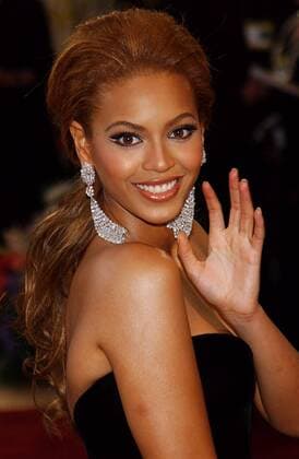Sängerin Beyonce Knowles (USA Destinys Child) winkt fröhlich anlässlich der 77. Oscar Verleihung in Hollywood