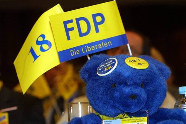 Blauer Plüschteddy mit FDP-Fahnen auf dem Delegiertentisch - Bundesparteitag in Mannheim