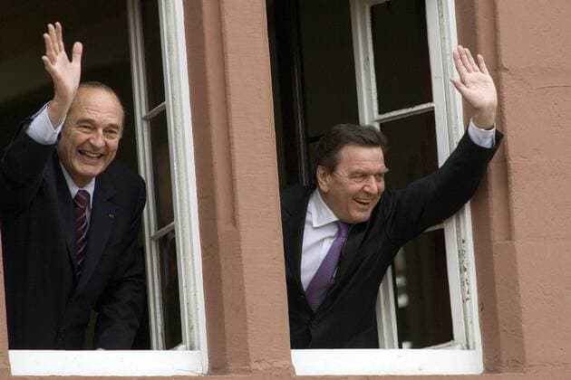 Jacques Chirac (li., FRA UMP Staatspräsident Frankreich) und Bundeskanzler Gerhard Schröder (GER SPD) winken gut gelaunt aus einem Rathausfenster während des Staatsbesuches in Blomberg