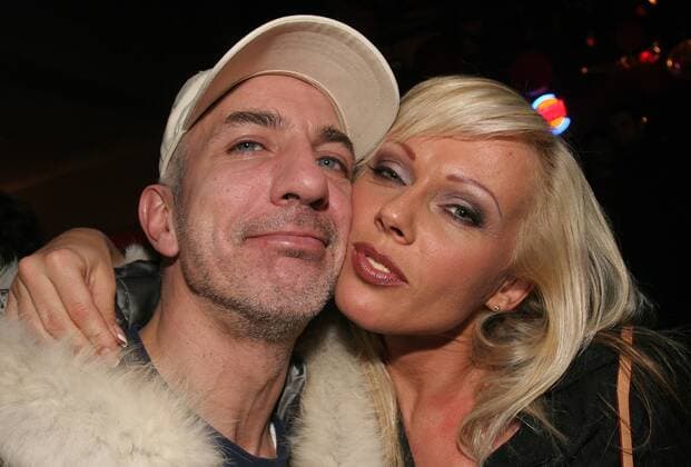 Pornostar Kelly Trump (GER) kuschelt mit Schauspieler Ralf Richter (GER) anlässlich der PRO7-Charityshow RED NOSE DAY in Köln