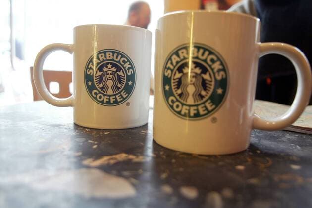 Starbucks-Kaffeetassen in einer Filiale in London