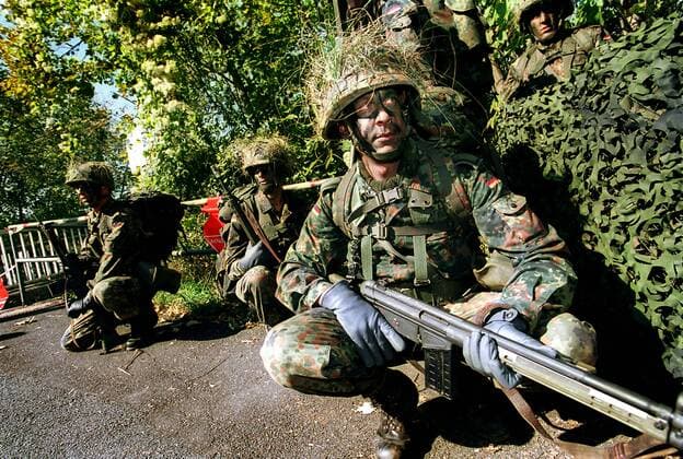 Bundeswehrsoldaten in Tarnung während einer Gefechtsübung in Idar-Oberstein
